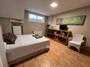A 5 minutos de Ifema y 10 del aeropuerto, habitación y baño privado con entrada independiente